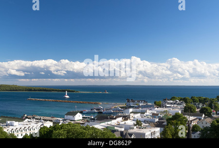 Blick hinunter auf die Stadt vom Fort Mackinac Island-Michigan. Im Hafen gibt es zwei Leuchttürme. Stockfoto