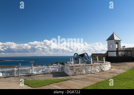 Blick vom Fort Mackinac auf Mackinac Island in die Straits of Mackinac. Es gibt Canon und einen Blick aus dem Turm. Stockfoto