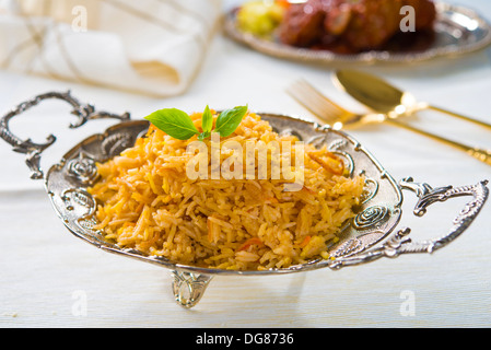 Chicken Biryani mit Geschirr serviert Stockfoto