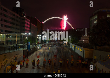 Feuerwerk leuchtet Himmel der Nacht für das Finale der Mörder Leistung im Wembley Stadium, dem Wembley beleuchteten Bogen deutlich sichtbar hinter sich. Stockfoto