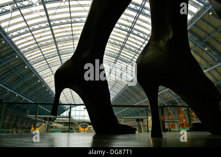 Der Treffpunkt Statue, St Pancras Station, London. eingestellt am südlichen Ende der oberen Ebene der station Stockfoto