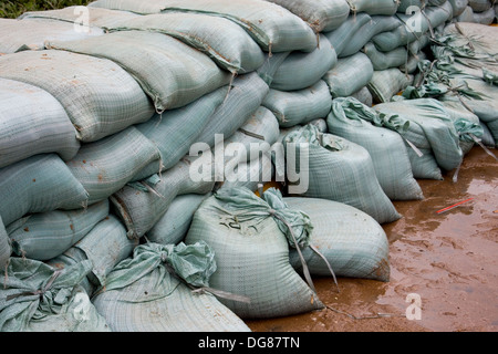 Sandsäcke gestapelt am Ufer des Mekong-Flusses in Kampong Cham, Kambodscha Hochwasser zu verhindern. Stockfoto