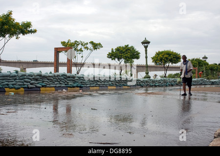 Sandsäcke gestapelt am Ufer des Mekong-Flusses in Kampong Cham, Kambodscha Hochwasser zu verhindern. Stockfoto