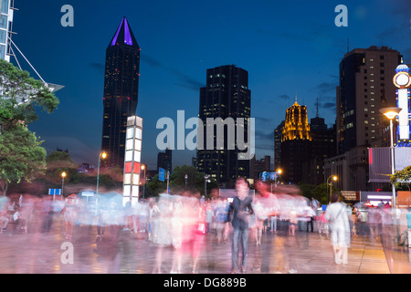 Shanghai-Kreuzung in der Nacht. Night-Shopping. Langzeitbelichtung, verschwommene Masse. Stockfoto