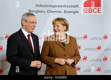 Hannover, Deutschland. 16. Oktober 2013. Stehen Sie Bundeskanzlerin Angela Merkel (CDU) und Michael Vassiliadis, Vorsitzender der Gewerkschaft IG Bergbau, Chemie, Energie (IG BCE), beim 5. Kongress der union von der IG BCE in Hannover Congress Centrum in Hannover, 16. Oktober 2013. Foto: Julian Stratenschulte/Dpa/Alamy Live News Stockfoto