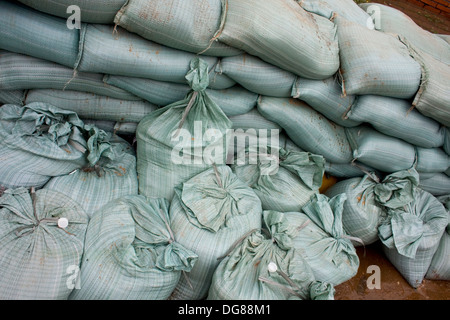 Sandsäcke gestapelt am Ufer des Mekong-Flusses in Kampong Cham, Kambodscha Hochwasser zu verhindern. Stockfoto