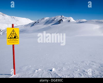 Das Ende der kontrollierten Skigebiet hoch in den Alpen Stockfoto