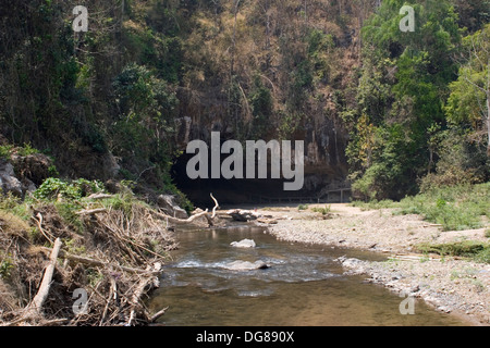 Eine Ansicht des Flusses Nam Lang am Eingang zur Höhle Tham Lot (Lod) in der Nähe von Nord-Thailand Pang Ma Pha (Sappong). Stockfoto