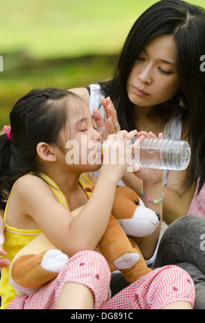 chinesische asiatische Mutter ist ihre schreiende Tochter trösten. Stockfoto
