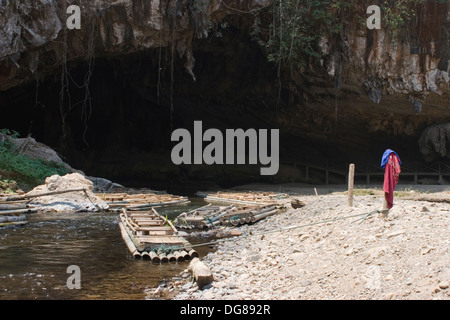 Bambus-Flöße Treiben am Fluss Nam Lang am Eingang zur Höhle Tham Lot (Lod) in der Nähe von Thailand Pang Ma Pha (Sappong). Stockfoto