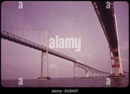 Die Chesapeake Bay Bridges, einschließlich der berühmten Bay Bridge, erstrecken sich über die Chesapeake Bay und bieten wichtige Verkehrsverbindungen zwischen Maryland Eastern Shore und dem Festland. Diese Brücken sind eine wichtige Infrastruktur in der Region. Stockfoto