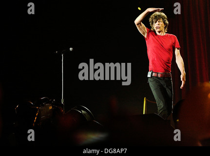 Rolling Stone Mick Jagger auf der Bühne Blick auf Zuschauer im Stade du France Stockfoto