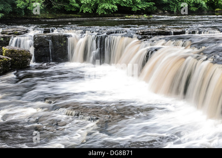 Yorkshire Wasserfall verschwommen Wasser Stockfoto