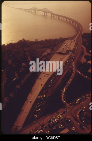 Der Eingang zur Tappan Zee Bridge, die sich in der Nähe von White Plains befindet, bietet Zugang zur Brücke, die den Hudson River überspannt. Diese berühmte Brücke ist ein wichtiger Teil der Verkehrsinfrastruktur und stellt eine wichtige Verbindung zwischen der West- und Ostseite des Flusses dar. Stockfoto
