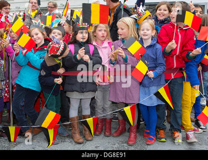 Gent, Belgien. 16. Oktober 2013. Belgien Schulkinder im Bild während der "Fröhlichen Eintrag - Blijde Intrede - Joyeuse Entree" von Philippe König und Königin Mathilde, präsentieren sich der Öffentlichkeit in den verschiedenen Landeshauptstädten, heute in Gent, Mittwoch, 16. Oktober 2013 Foto: Albert Nieboer/Dpa/Alamy Live News Stockfoto