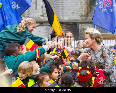 Gent, Belgien. 16. Oktober 2013. Königin Mathilde von Belgien im Bild während der "Fröhlichen Eintrag - Blijde Intrede - Joyeuse Entree" von Philippe König und Königin Mathilde, sich in den verschiedenen Landeshauptstädten, heute in Gent, der Öffentlichkeit zu präsentieren Mittwoch, 16. Oktober 2013 Foto: Albert Nieboer/Dpa/Alamy Live News Stockfoto