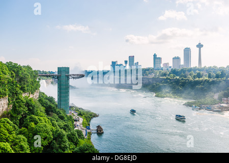 Spektakuläre Aussicht auf Nebel steigt aus Niagara Falls in New York State, USA, mit Canan im Hintergrund. Stockfoto