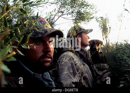 Zwei Jäger mit ihren Labrador Retriever auf der Suche nach Enten aus ihren Blind auf die Bucht in der Nähe von Seadrift Texas Ente Stockfoto