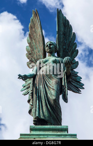 Statue der Engel des Friedens auf das Denkmal für Edward VII, bekannt als Friedensstifter, in den Parade-Gärten, Bath, Großbritannien. Stockfoto