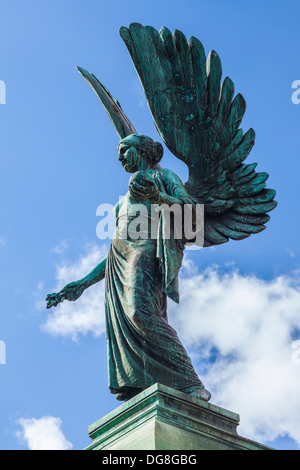 Statue der Engel des Friedens auf das Denkmal für Edward VII, bekannt als Friedensstifter, in den Parade-Gärten, Bath, Großbritannien. Stockfoto