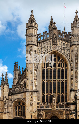 Teil der gotischen Westfassade der Abteikirche von Bath mit touristischen Zeichen in der rechten Ecke. Stockfoto