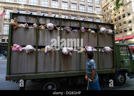 New York, USA. 15. Oktober 2013. Streetart-Künstler Banksy Fleisch Lkw trifft die Straßen von New York City 15. Oktober 2013 in New York City. © Donald Bowers/Alamy Live News Stockfoto