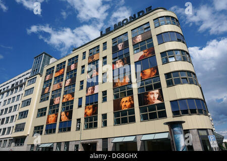 Berlin-Kreuzberg, Deutschland. 31. Juli 2013. Eine Fassade mit 62 Porträts aus dem Wallraf-Richartz-Museum in der Charlottenstraße in Berlin-Kreuzberg, 31. Juli 2013. Fotoarchiv für ZeitgeschichteS. Steinach/ZB - BLOCKIERT FÜR BILDFUNK -/dpa/Alamy Live News Stockfoto