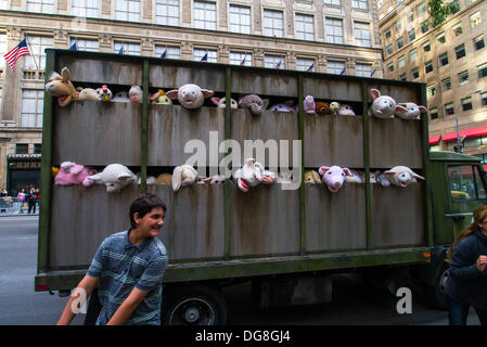 New York, USA. 15. Oktober 2013. Streetart-Künstler Banksy Fleisch Lkw trifft die Straßen von New York City 15. Oktober 2013 in New York City. © Donald Bowers/Alamy Live News Stockfoto