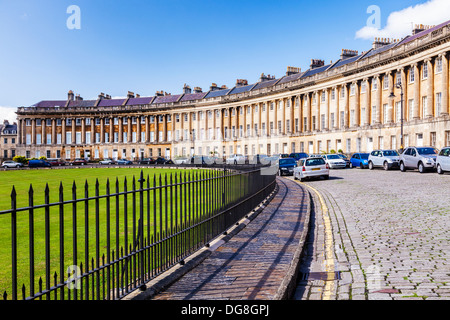 Die geschwungene georgischen Fassade von Reihenhäusern in The Royal Crescent, Bad. Stockfoto