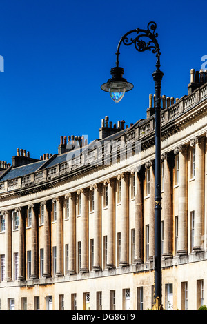 Teil der georgischen geschwungene Fassade des Reihenhäuser in The Royal Crescent, Bad. Stockfoto