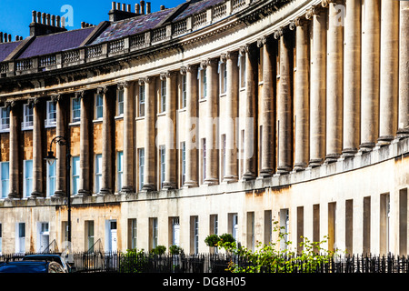 Teil der georgischen geschwungene Fassade des Reihenhäuser in The Royal Crescent, Bad. Stockfoto