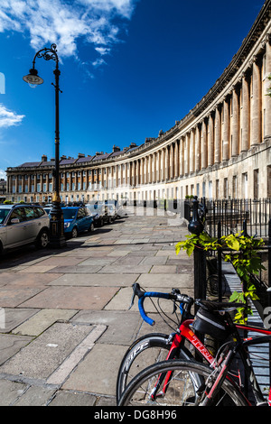 Teil der georgischen geschwungene Fassade des Reihenhäuser in The Royal Crescent, Bad. Stockfoto