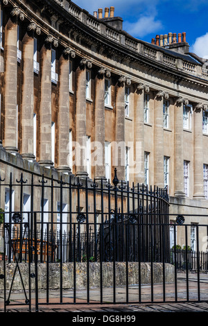 Teil der georgischen geschwungene Fassade des Reihenhäuser in The Royal Crescent, Bad. Stockfoto