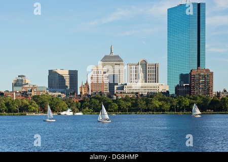 Skyline (200 Clarenton, früher als Hancock Tower in Glas bekannt) und Segelboote am Charles River in Boston, Massachusetts, USA Stockfoto