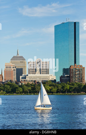 Skyline (200 Clarenton, früher als Hancock Tower in Glas bekannt) und Segelboot am Charles River in Boston, Massachusetts, USA Stockfoto