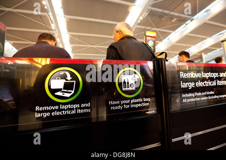 Sicherheitskontrolle am Flughafen beim Betreten der Abflughalle, Terminal 5, Heathrow Airport London UK Stockfoto