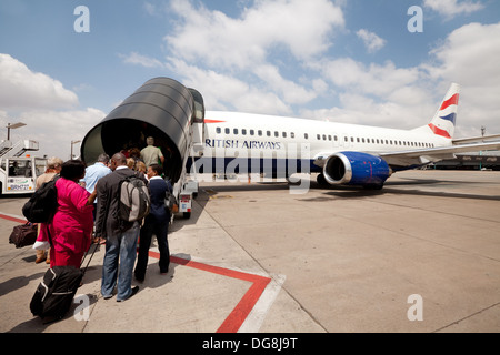 Die Fluggäste ein britisches Flugzeug Airways, O.R.Tambo International Airport, Flughafen Johannesburg, Südafrika Stockfoto