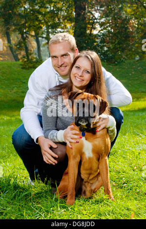 Portrait über ein glückliches junges Paar mit ihrem Hund im Park. Stockfoto