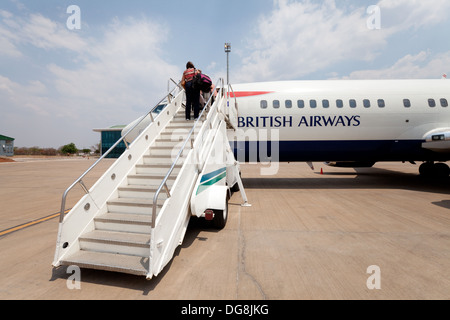 Passagiere, die eine British Airways Flugzeug, Livingstone Airport Sambia Afrika Stockfoto