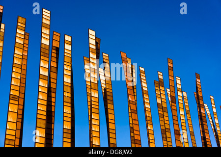 "Grashalme" Skulptur von Susan Zoccola mit dem Architekten John Fleming. Außen EMP Museum, Seattle, WA, USA. Stockfoto