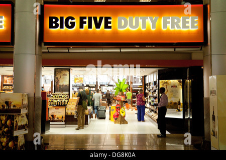 Menschen beim Einkaufen in den großen fünf Duty Free Shop, Abflughalle, Airport in Johannesburg, Südafrika Stockfoto