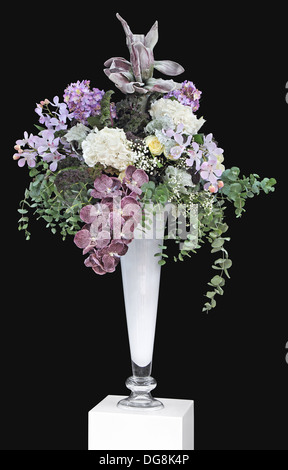 Blumenstrauß in einer Vase und schwarzem Hintergrund Stockfoto
