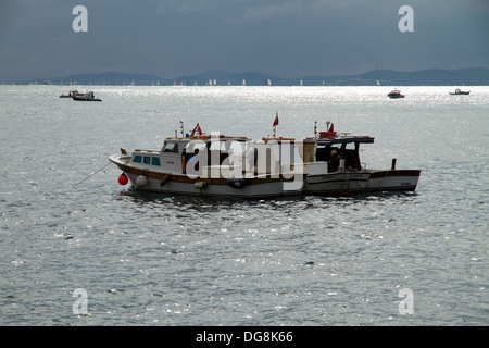 Einheimischen Fischerbooten schwankend auf den Wellen im Bosporus Stockfoto