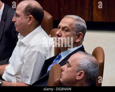 Jerusalem, Israel. 16. Oktober 2013. Prime Minister Benjamin NETANYAHU (C) in der Knesset-Plenum. Jerusalem, Israel. 16. Oktober 2013.  Knesset Plenum hält Sondertagung Gedenken an Yitzhak Rabin, ehemaliger Ministerpräsident und Verteidigungsminister, 4. November 1995 durch einen jüdischen Attentäter ermordet am Ende einer Massenkundgebung in Tel-Aviv Unterstützung des Friedensprozesses. Bildnachweis: Nir Alon/Alamy Live-Nachrichten Stockfoto