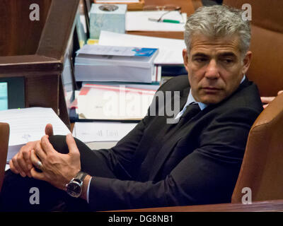 Jerusalem, Israel. 16. Oktober 2013. Finanzminister YAIR LAPID in der Knesset-Plenum. Jerusalem, Israel. 16. Oktober 2013.  Knesset Plenum hält Sondertagung Gedenken an Yitzhak Rabin, ehemaliger Ministerpräsident und Verteidigungsminister, 4. November 1995 durch einen jüdischen Attentäter ermordet am Ende einer Massenkundgebung in Tel-Aviv Unterstützung des Friedensprozesses. Bildnachweis: Nir Alon/Alamy Live-Nachrichten Stockfoto