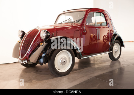 Fiat 500 Topolino (Modell 1936), Málaga Auto Museum, Spanien. Automuseum Malaga hält man die größte Sammlung von Oldtimern. Stockfoto