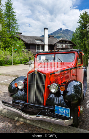 Red Bus Tour Bus außerhalb der Lake McDonald Lodge, Glacier National Park, Montana, USA Stockfoto