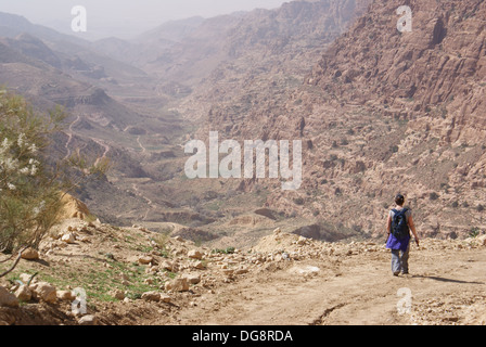 Wanderer auf dem Wadi Dana Trail im Dana Biosphere Reserve, Jordan Stockfoto