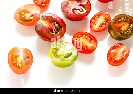 Bunte Kirschtomaten vom Bio-Garten gepflückt. Stockfoto