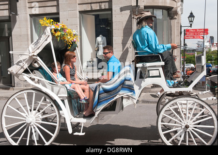 Familien genießen ein Pferd Pferdekutsche fahren in Old Montreal. Stockfoto